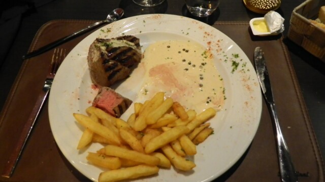 Pavé de Bœuf, poivre vert, salade mixte, frites