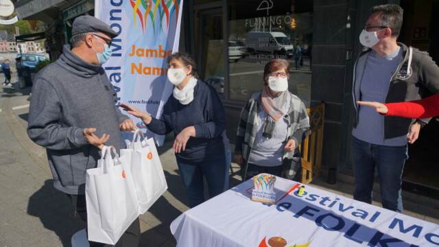 Guy Stassin venu chercher ses repas ... en grande discussion. avec Ann Leon