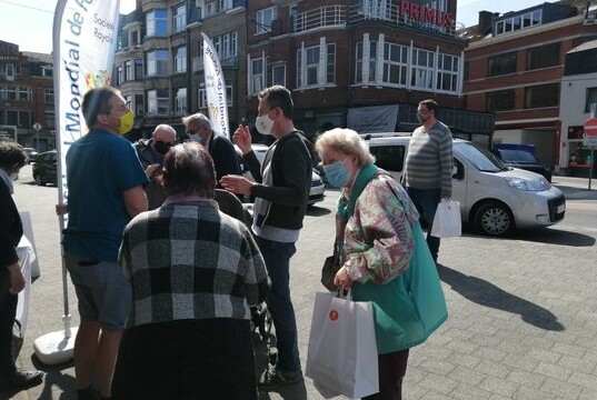 Tout ce petite monde content de se rencontrer...