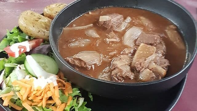 Le Stifado (boeuf aux échalotes confites) agrémenté de pommes grenailles et lit de salade