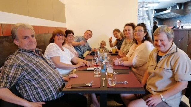 Table de Maria Teresa Rodriguez Rocha (co-présidente) et de Yves Calbert (responsable logistique)